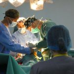 PREMIERĂ ABSOLUTĂ ÎN JUDEȚUL BACĂU: Prima intervenție de protezare totală a genunchiului asistată de robotul ortopedic ROSA