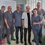 Un nou pas spre viață: Intervenție ortopedică salvatoare pentru o bunică imobilizată de gonartroză